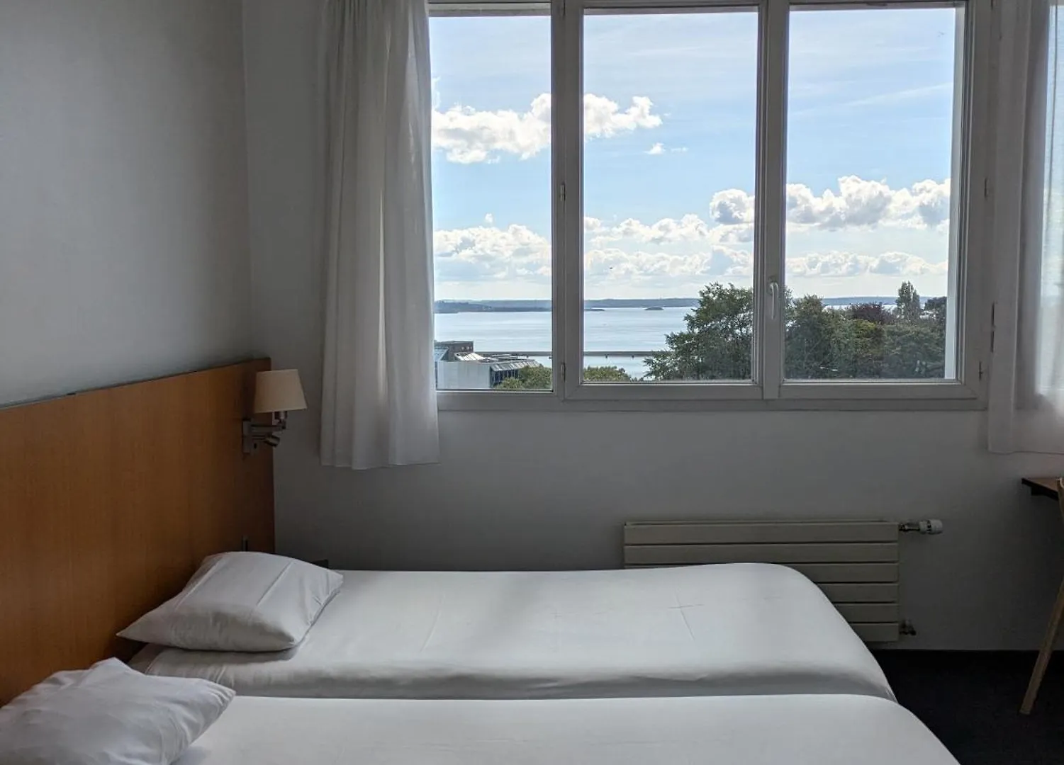 ***  Hotel De La Gare Brest France