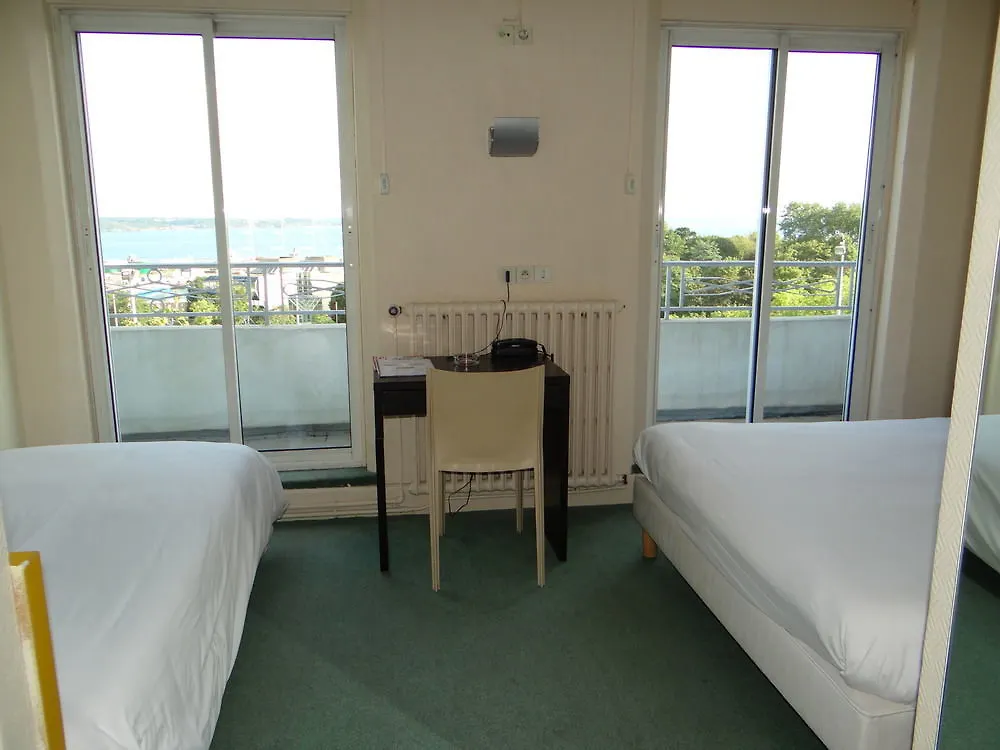 ***  Hotel De La Gare Brest France